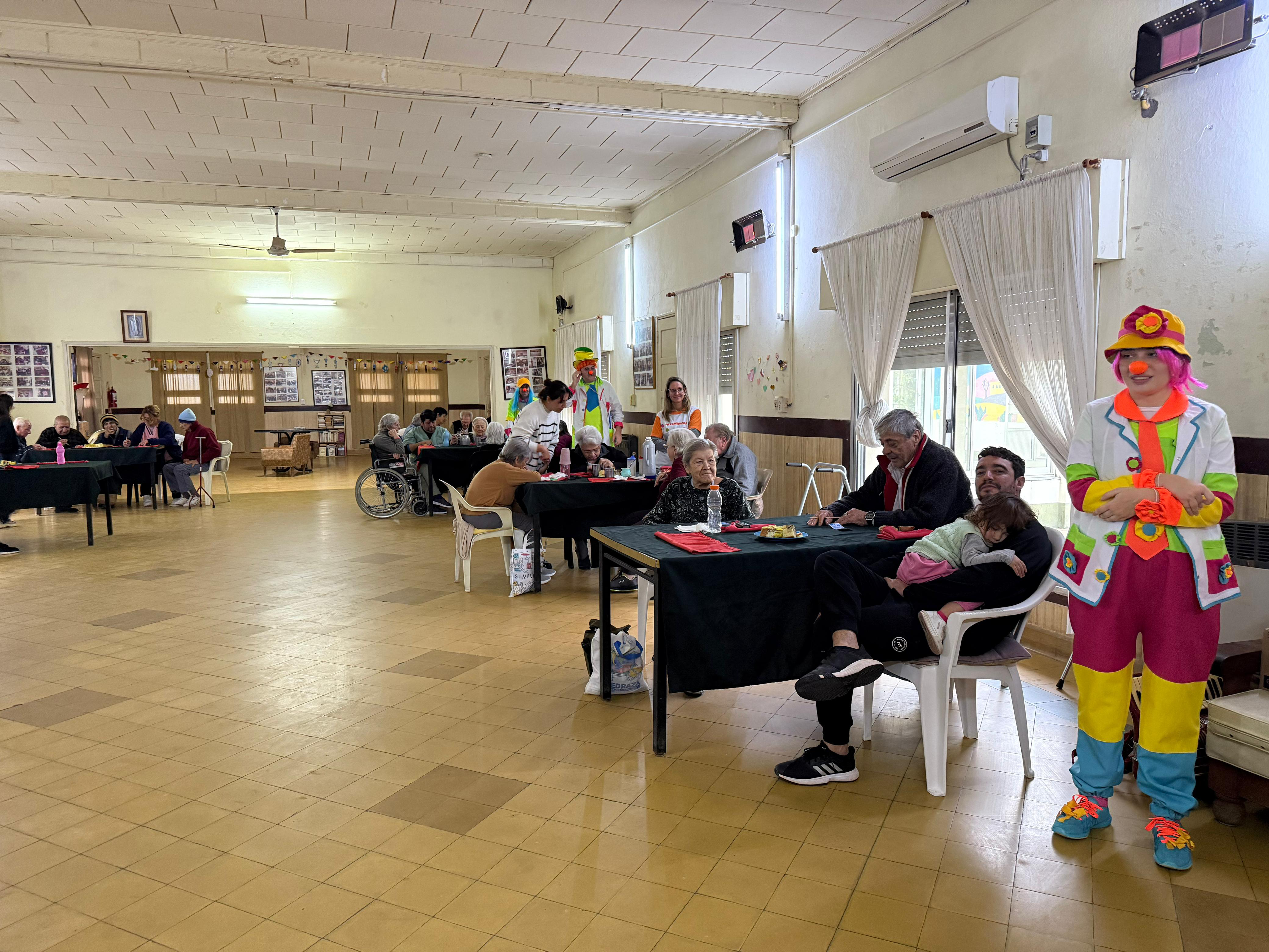 Festejo del Día de los Abuelos en el Hogar de Ancianos Magdalena de Lorenzi.