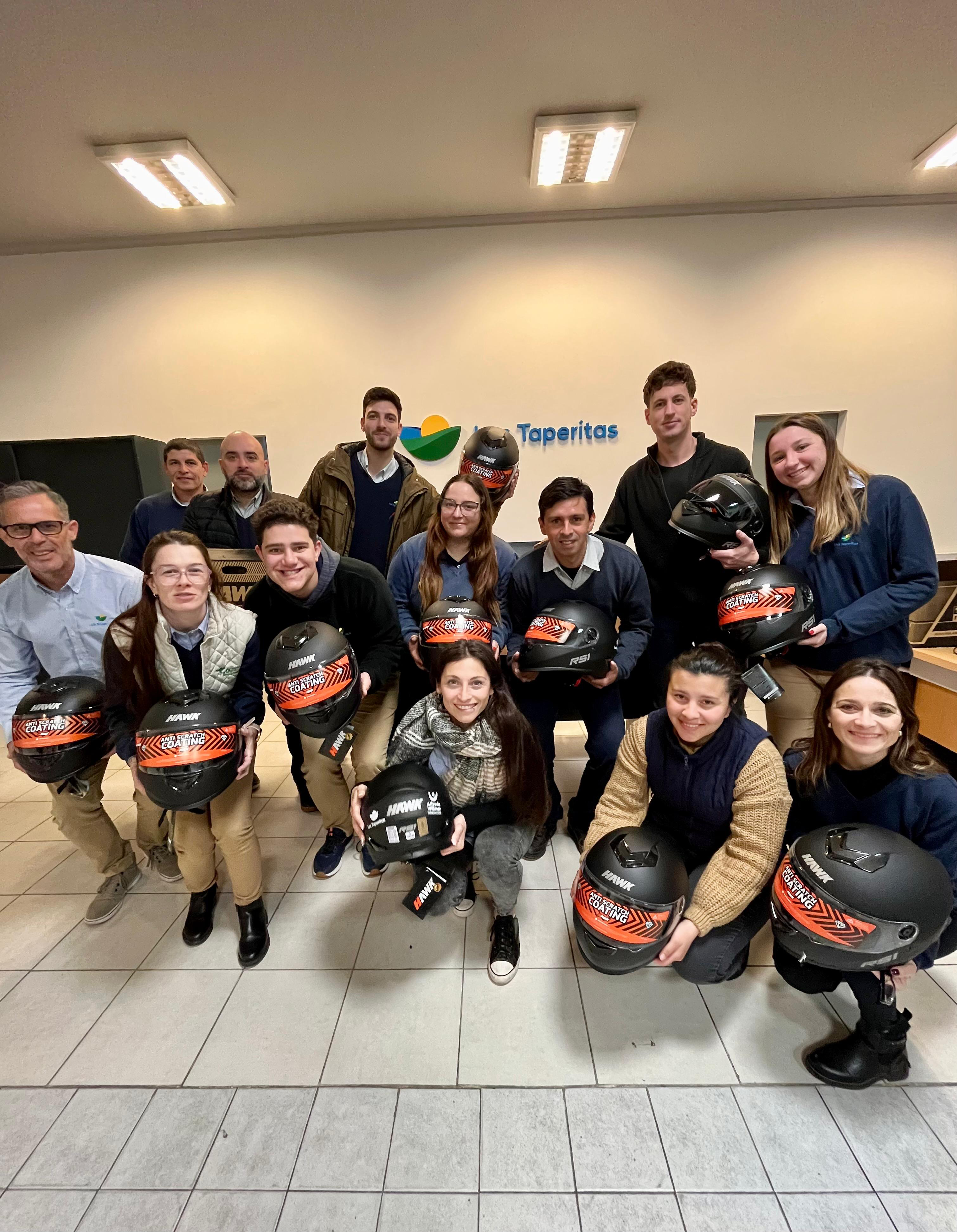 Capacitaciones sobre manejo seguro de motocicletas, con la entrega de 72 cascos.